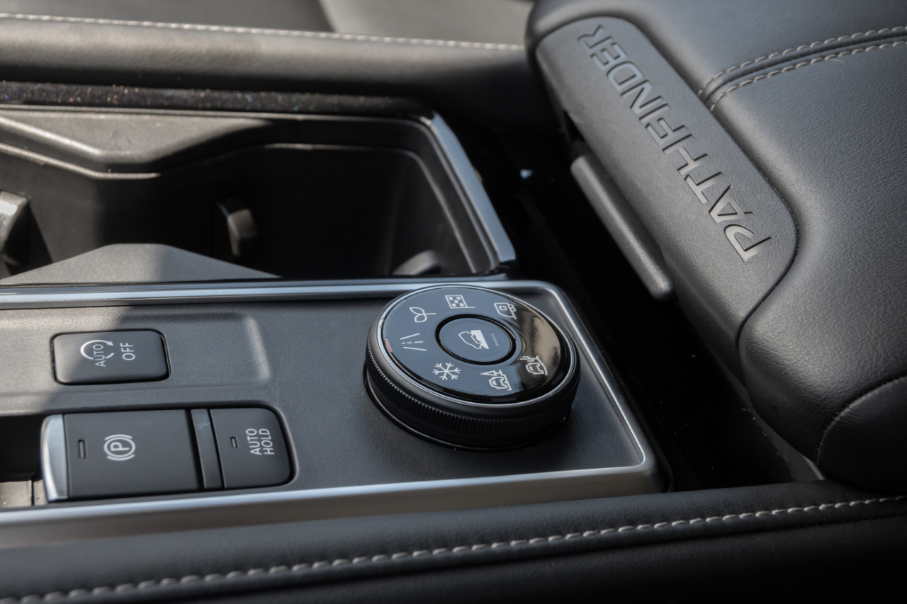 Nissan Pathfinder SL 4WD 2023