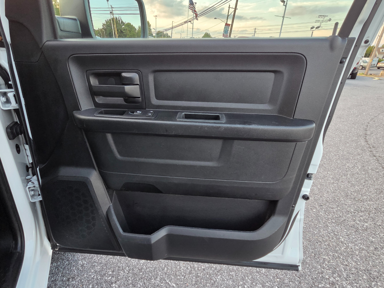 RAM 1500 4WD Quad Cab 140.5" Tradesman 2016