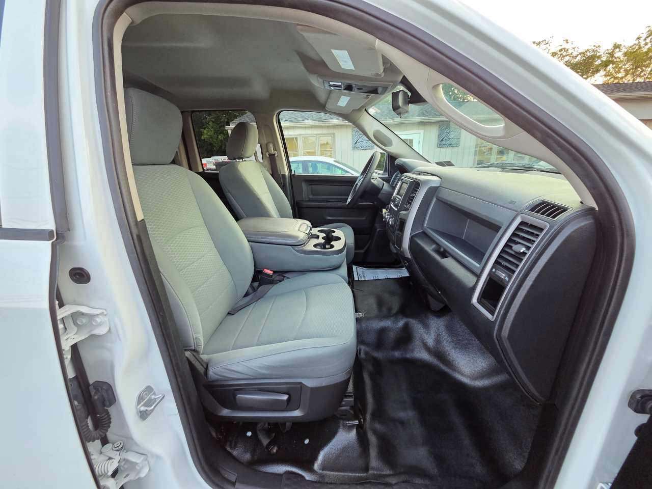 RAM 1500 4WD Quad Cab 140.5" Tradesman 2016