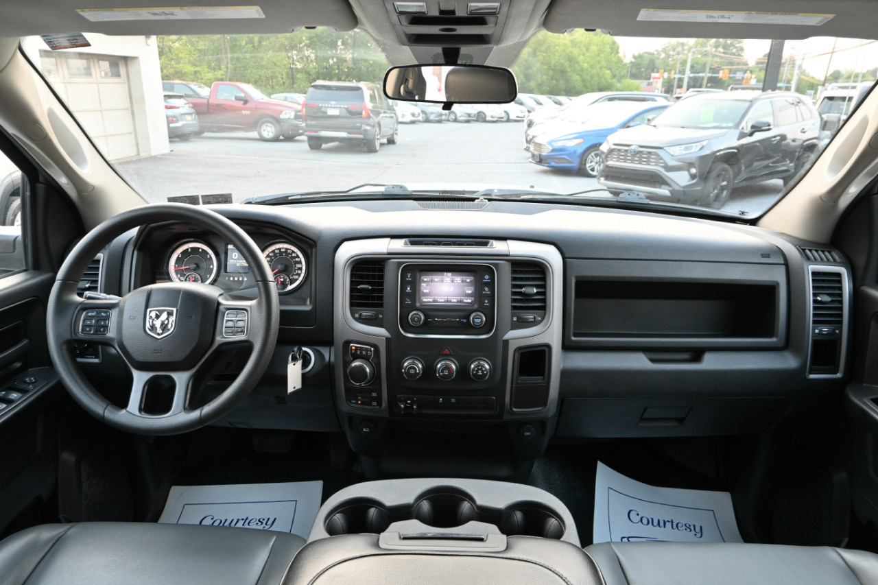 RAM 1500 Classic Tradesman 4x4 Crew Cab 5'7" Box 2021