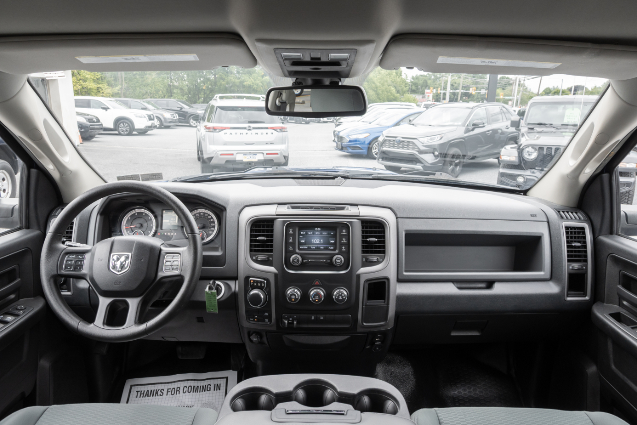 RAM 1500 4WD Crew Cab 140.5" Tradesman 2016