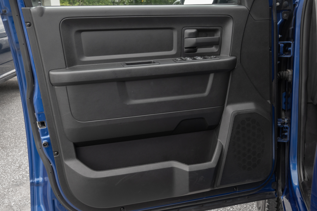 RAM 1500 4WD Crew Cab 140.5" Tradesman 2016