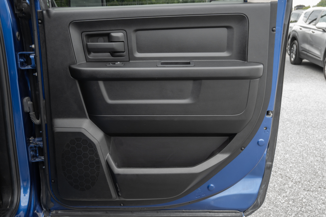 RAM 1500 4WD Crew Cab 140.5" Tradesman 2016