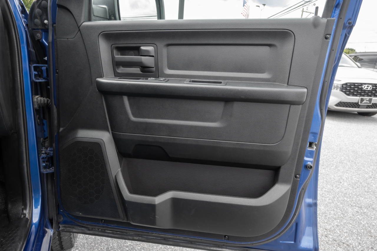 RAM 1500 4WD Crew Cab 140.5" Tradesman 2016