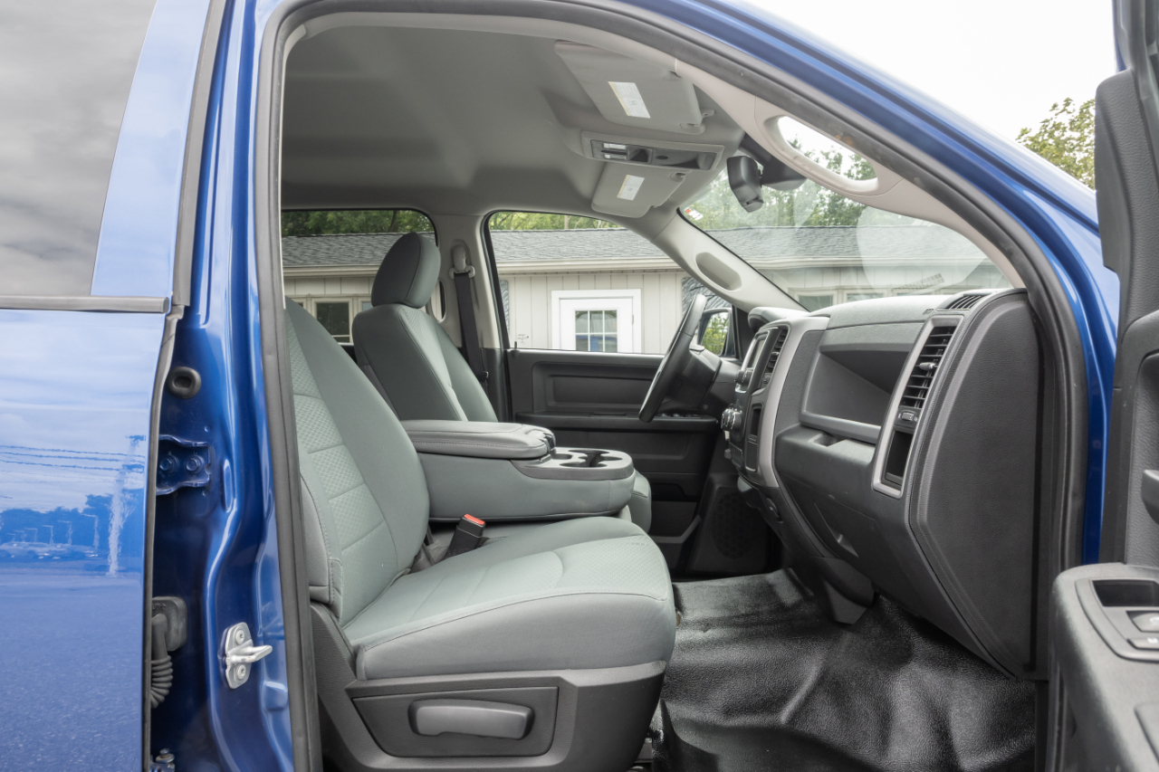 RAM 1500 4WD Crew Cab 140.5" Tradesman 2016