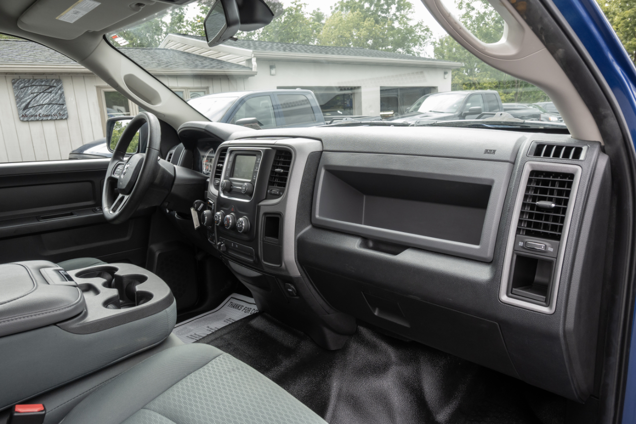 RAM 1500 4WD Crew Cab 140.5" Tradesman 2016