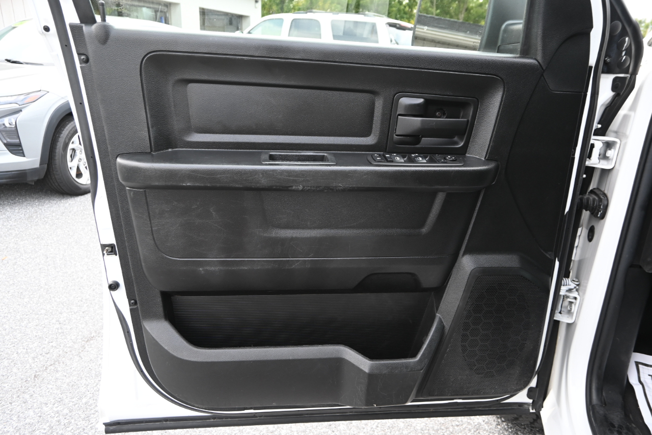 RAM 1500 Classic Tradesman 4x4 Crew Cab 5'7" Box 2021