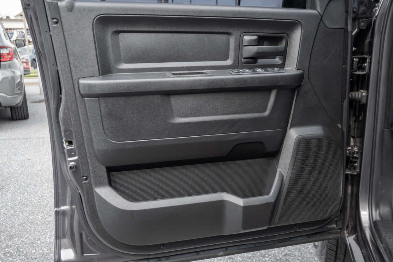 RAM 1500 Classic Tradesman 4x4 Crew Cab 5'7" Box 2019