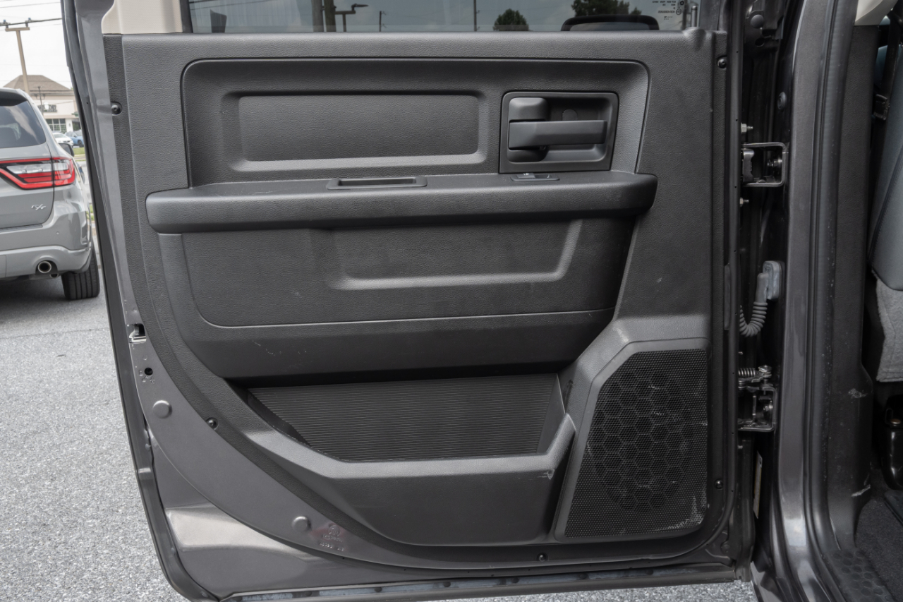 RAM 1500 Classic Tradesman 4x4 Crew Cab 5'7" Box 2019