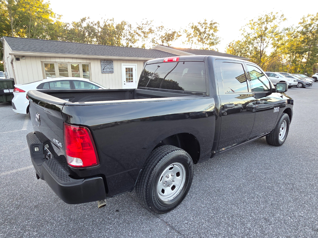 RAM 1500 4WD Crew Cab 140.5" Tradesman 2016
