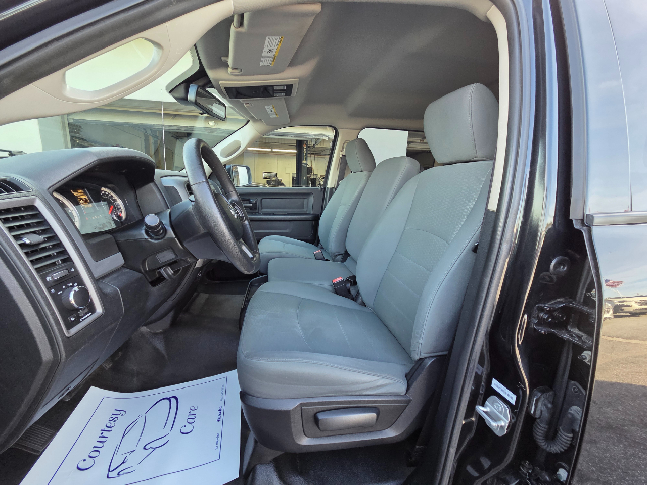 RAM 1500 4WD Crew Cab 140.5" Tradesman 2016