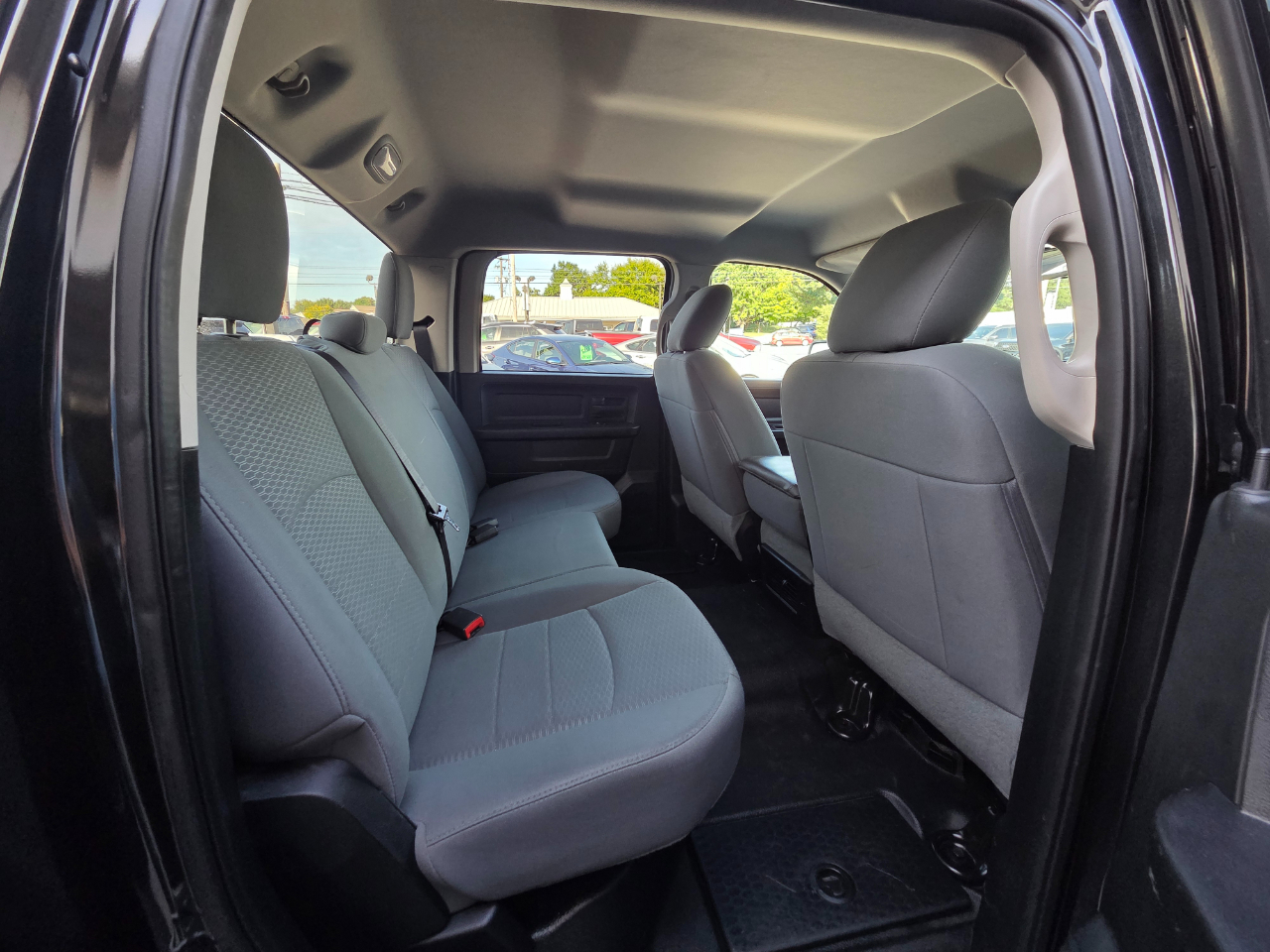 RAM 1500 4WD Crew Cab 140.5" Tradesman 2016