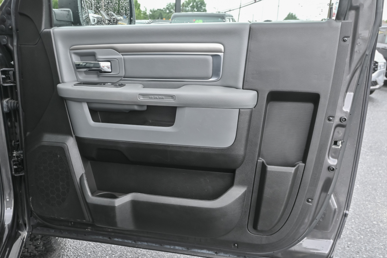 RAM 1500 Classic Tradesman 4x2 Reg Cab 8' Box 2019