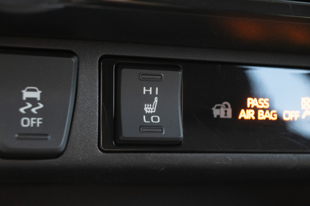 Toyota RAV4 Hybrid XLE AWD (Natl) 2023