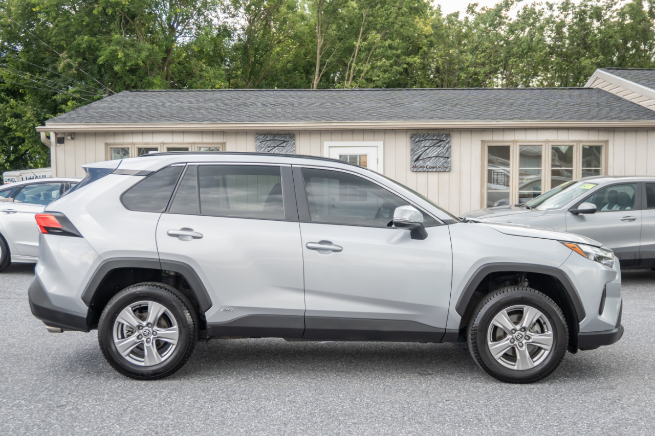 Toyota RAV4 Hybrid XLE AWD (Natl) 2023