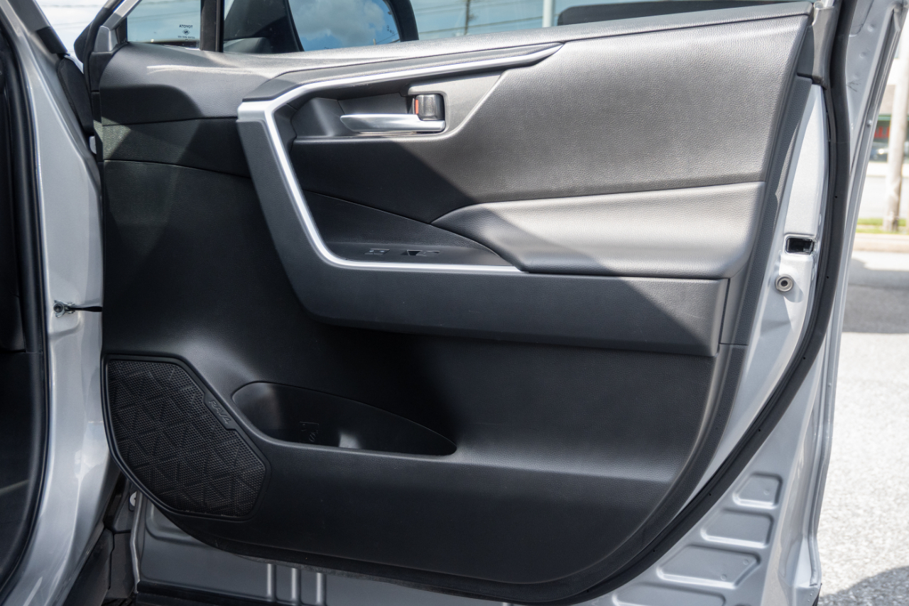 Toyota RAV4 Hybrid XLE AWD (Natl) 2023