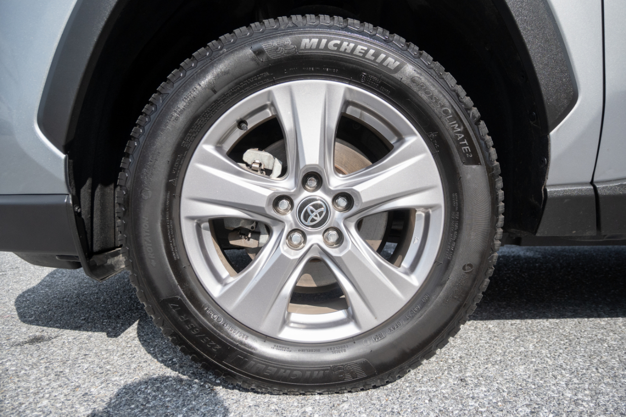 Toyota RAV4 Hybrid XLE AWD (Natl) 2023