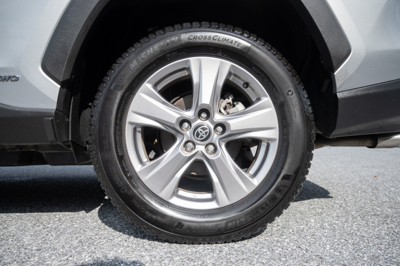 Toyota RAV4 Hybrid XLE AWD (Natl) 2023