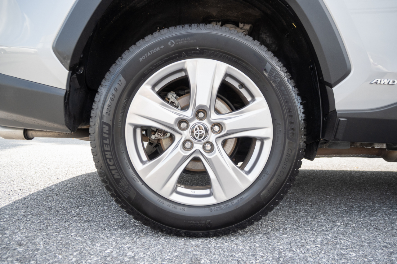 Toyota RAV4 Hybrid XLE AWD (Natl) 2023