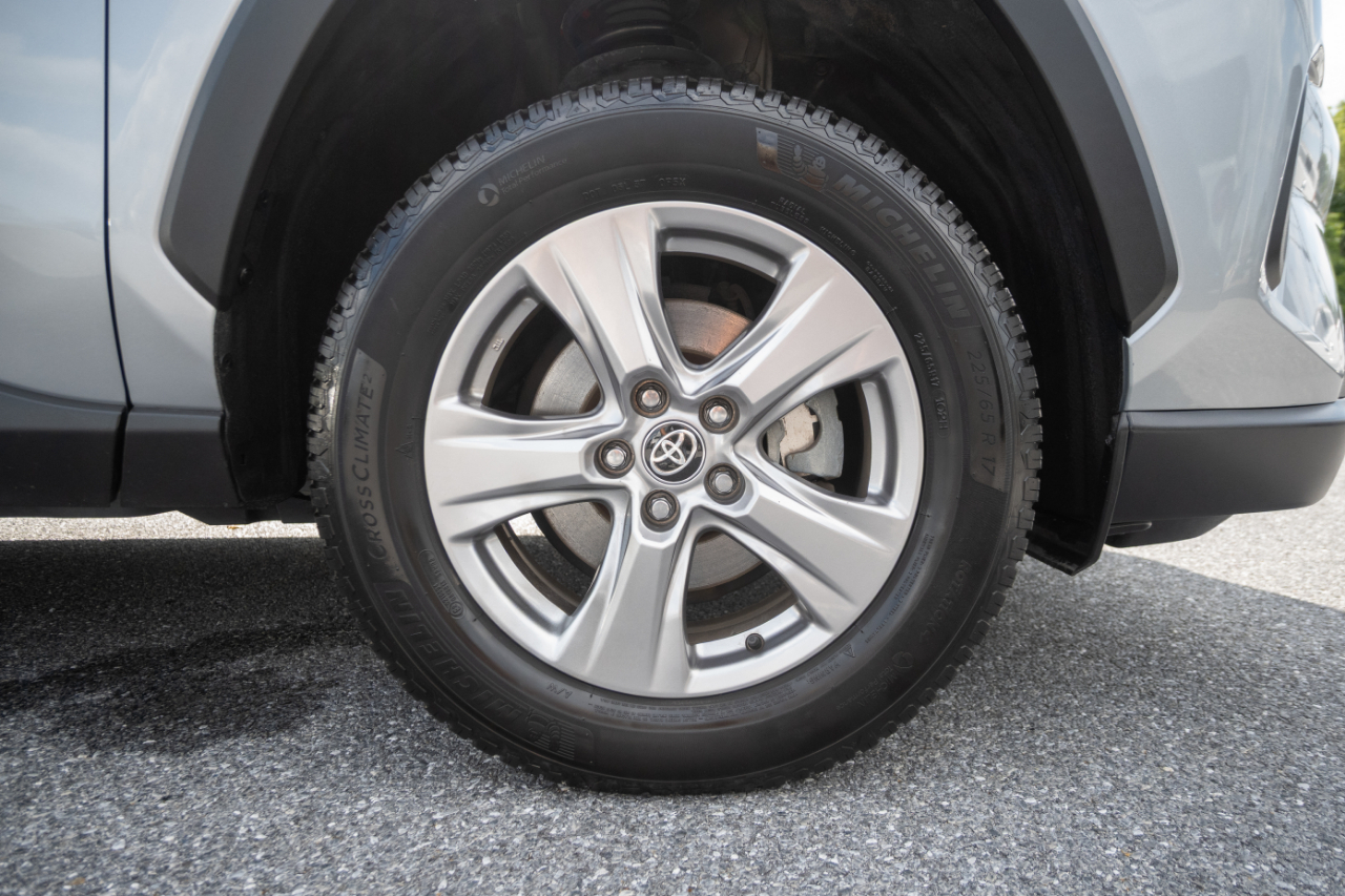 Toyota RAV4 Hybrid XLE AWD (Natl) 2023
