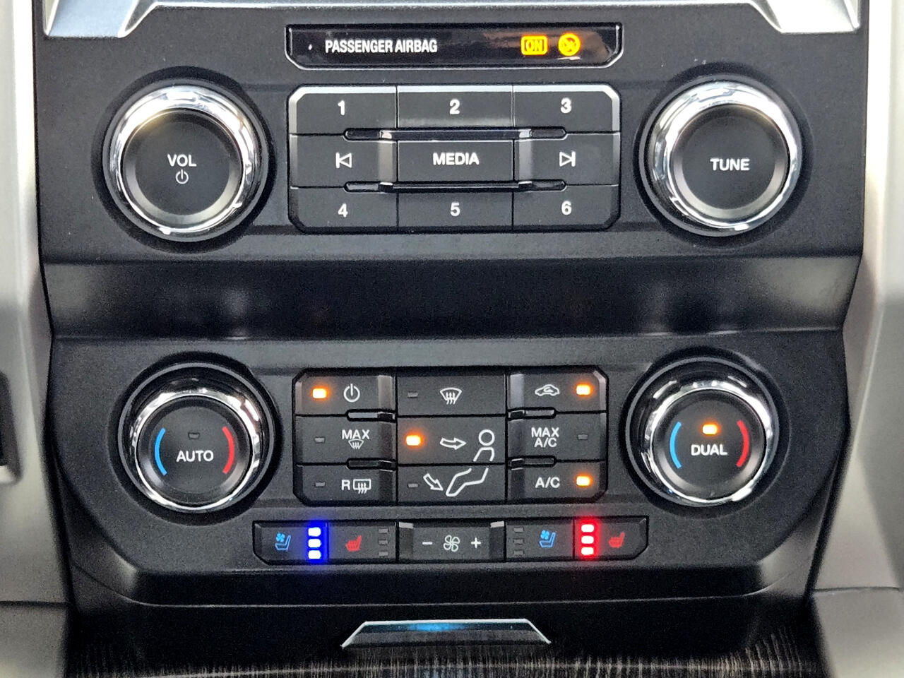 2021 Ford F-350 Lariat photo 26