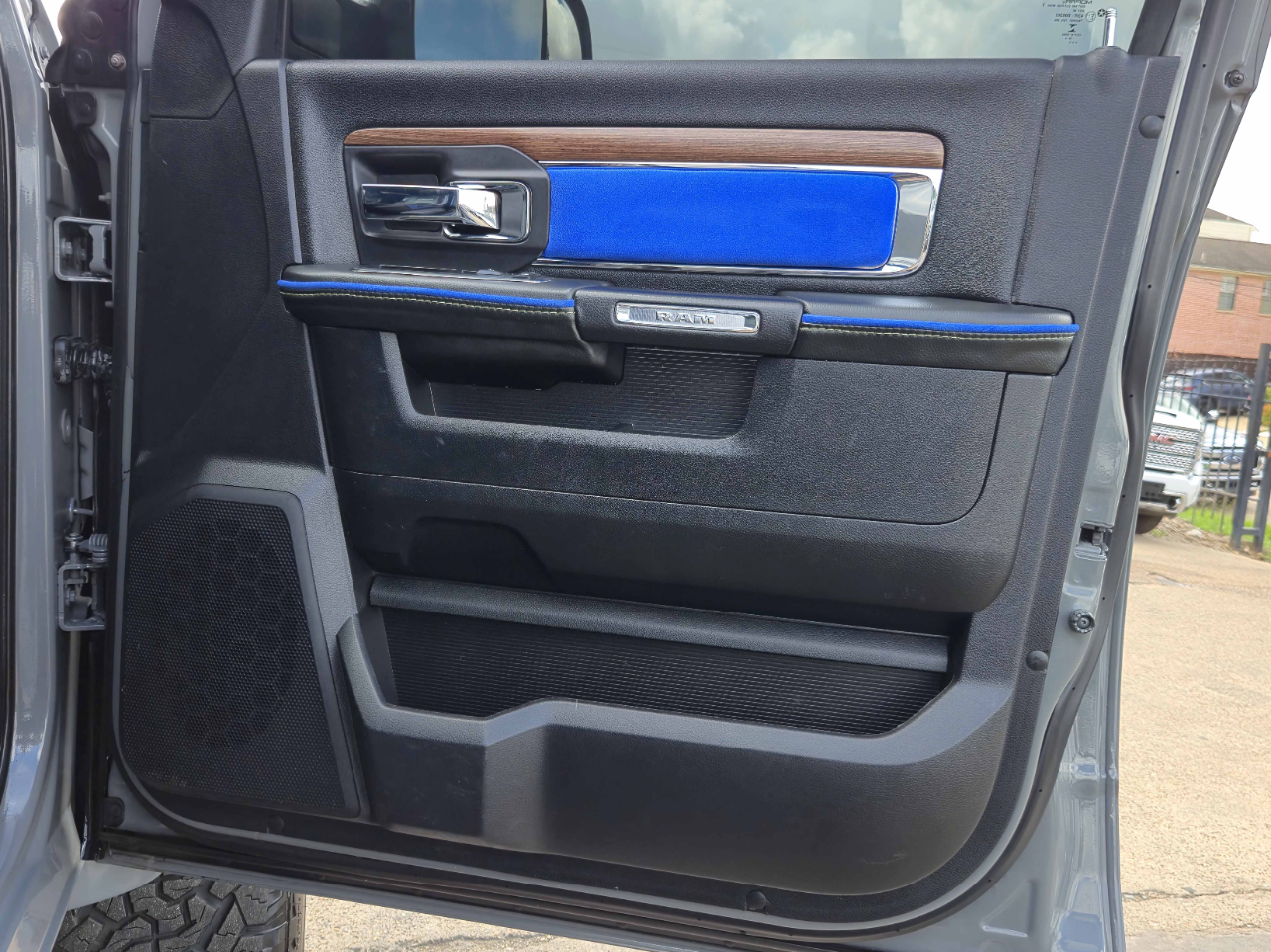 2015 Ram 2500 Laramie photo 17