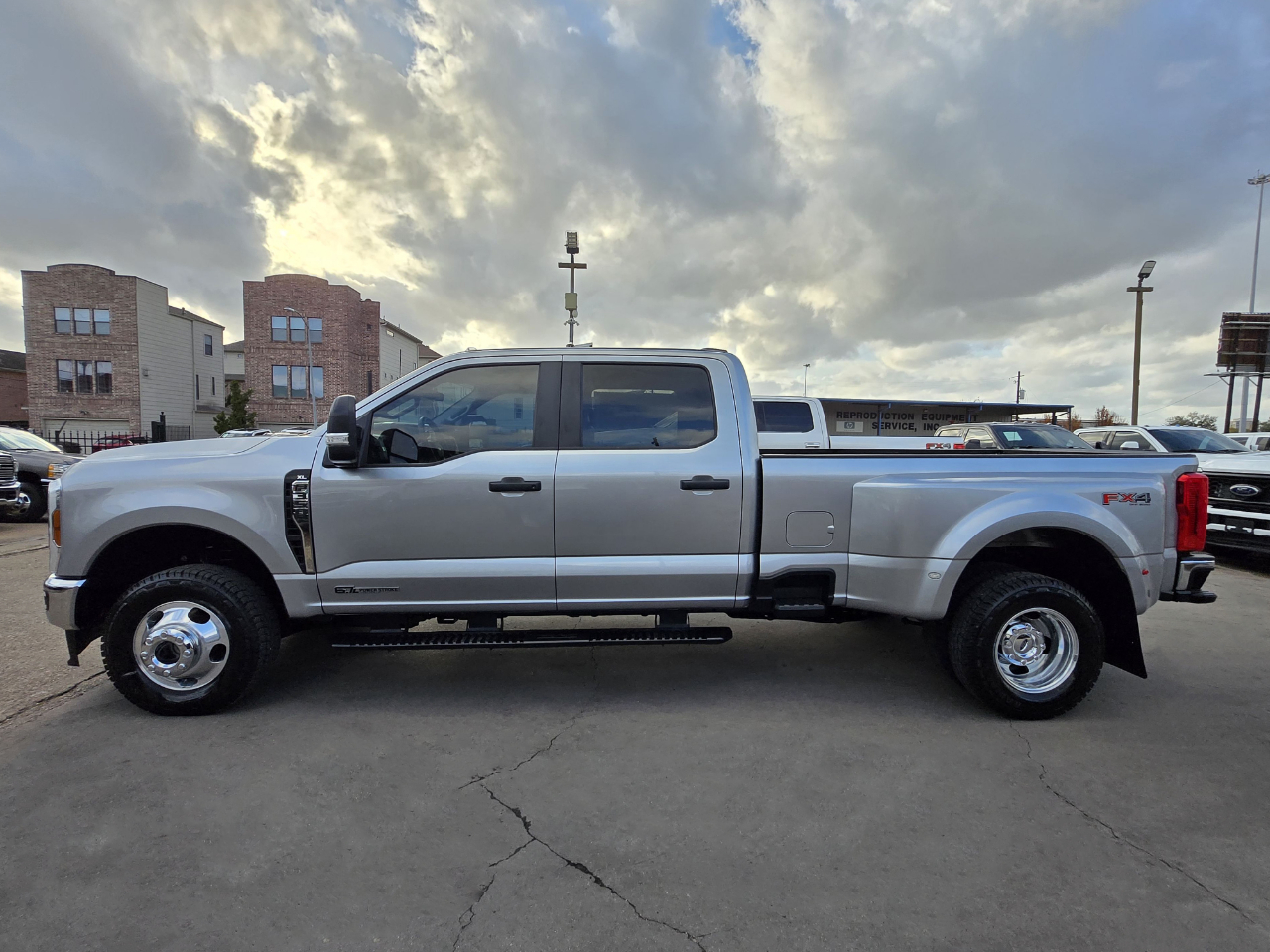 Ford Super Duty F-350 DRW  2024