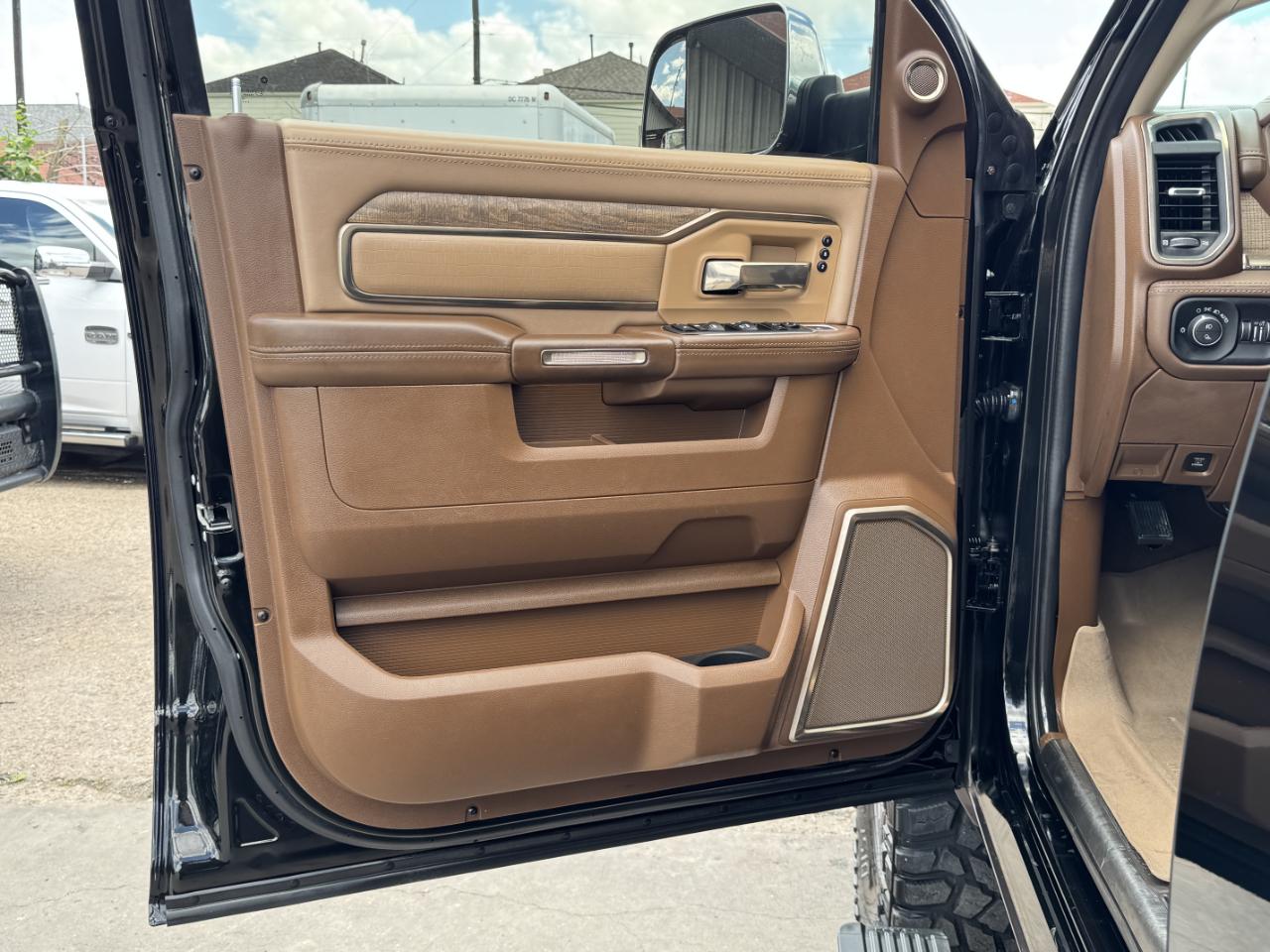 RAM 2500 Laramie Longhorn Mega Cab 4WD 2020
