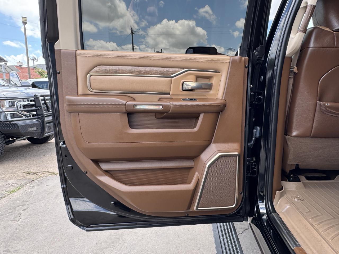 RAM 2500 Laramie Longhorn Mega Cab 4WD 2020