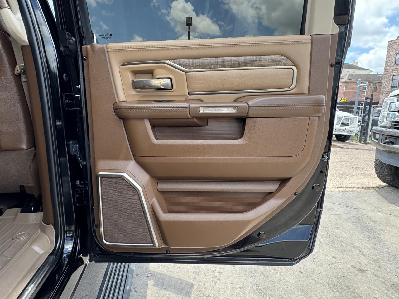 RAM 2500 Laramie Longhorn Mega Cab 4WD 2020