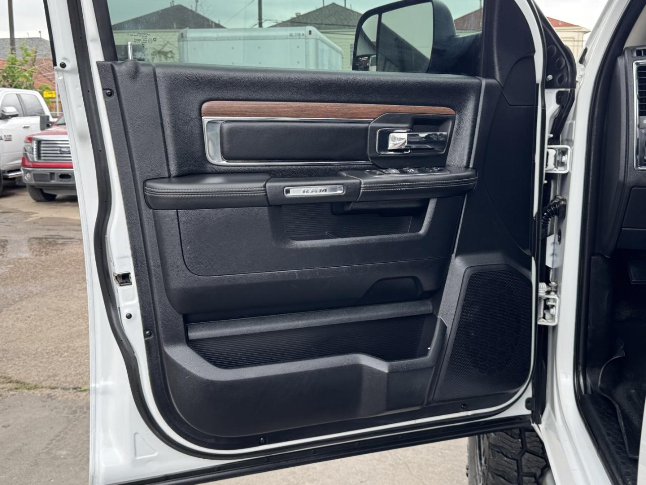 RAM 3500 Laramie Mega Cab 4WD 2016