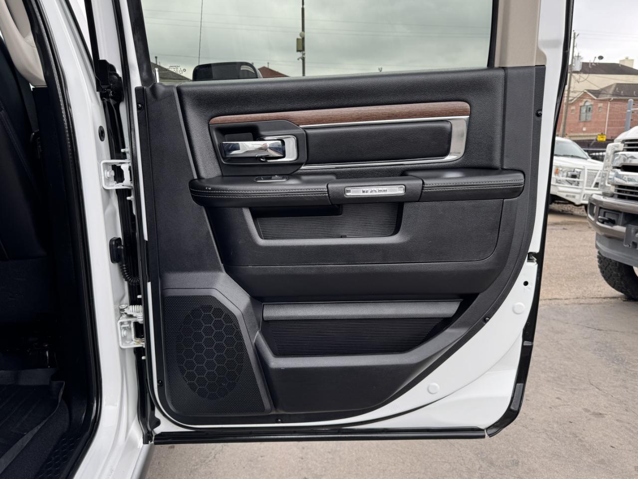 RAM 3500 Laramie Mega Cab 4WD 2016