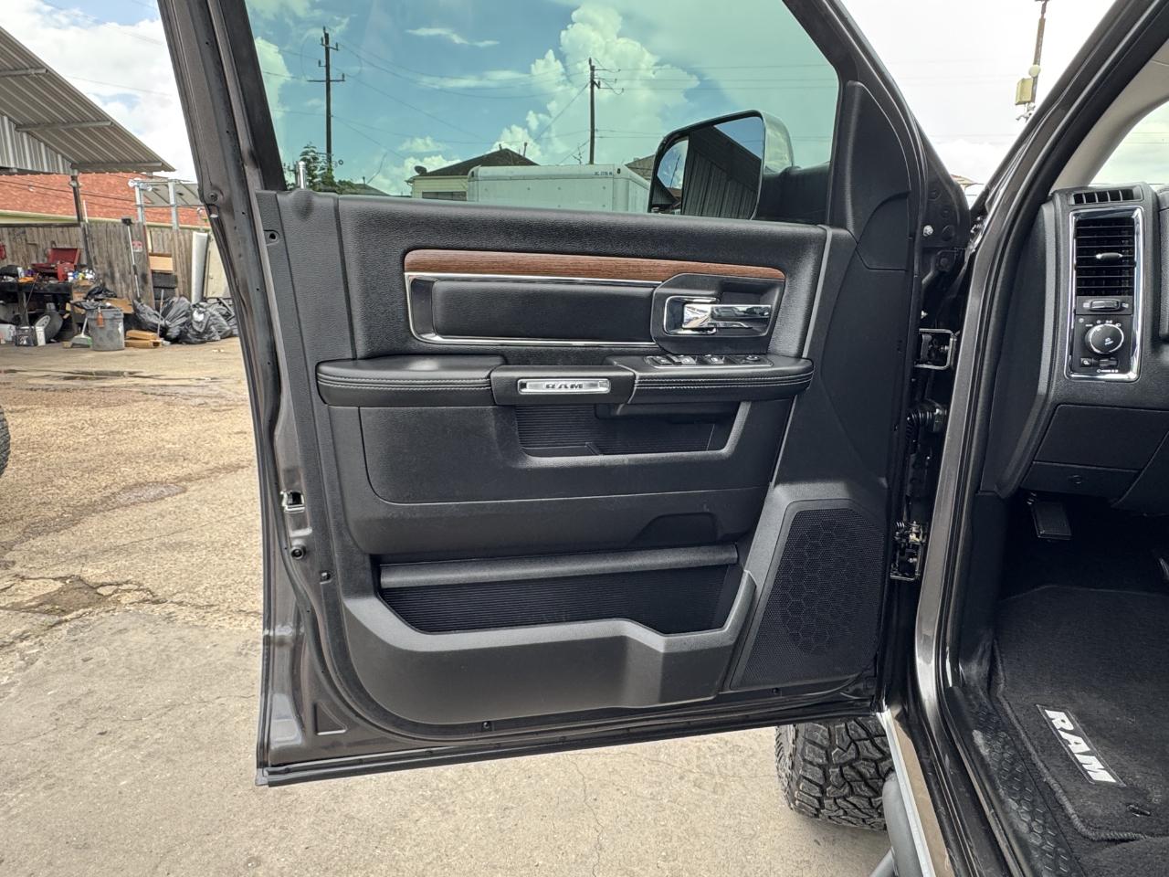 RAM 2500 Laramie Mega Cab 4WD 2016