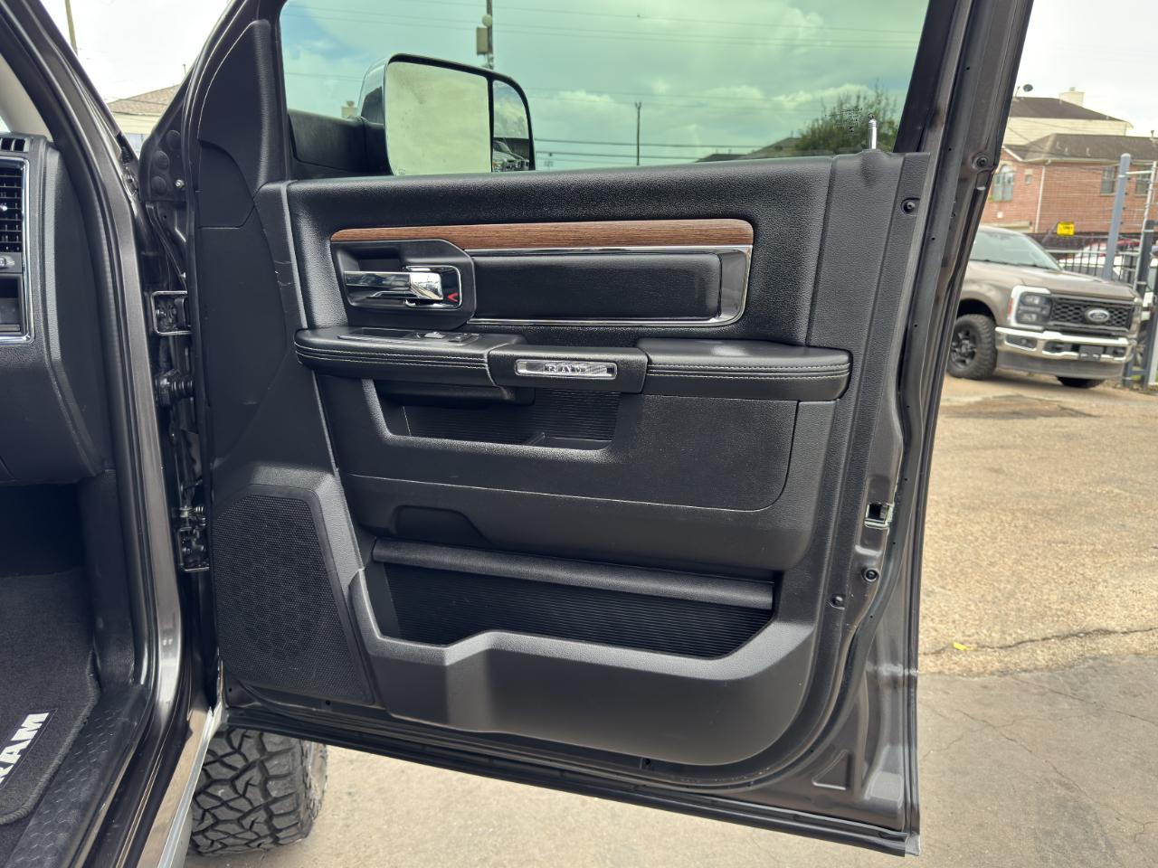 RAM 2500 Laramie Mega Cab 4WD 2016