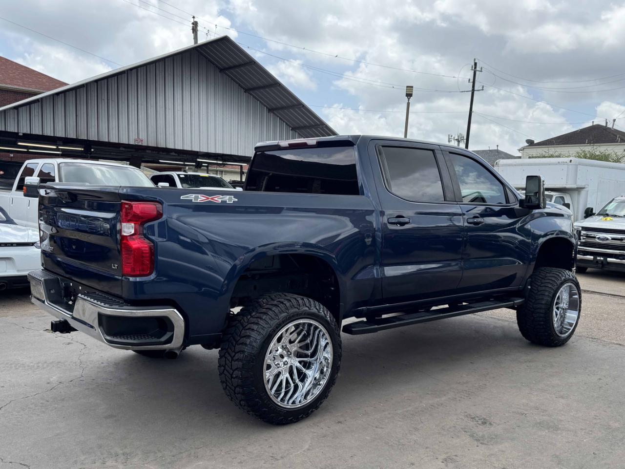 Chevrolet Silverado 1500 LT Crew Cab 4WD 2022