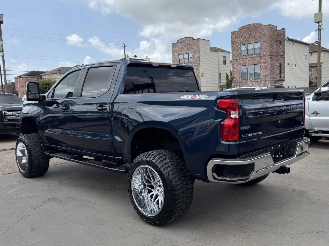 Chevrolet Silverado 1500 LT Crew Cab 4WD 2022