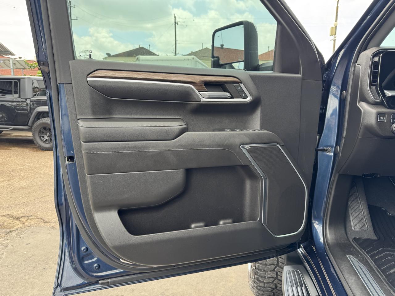 Chevrolet Silverado 1500 LT Crew Cab 4WD 2022