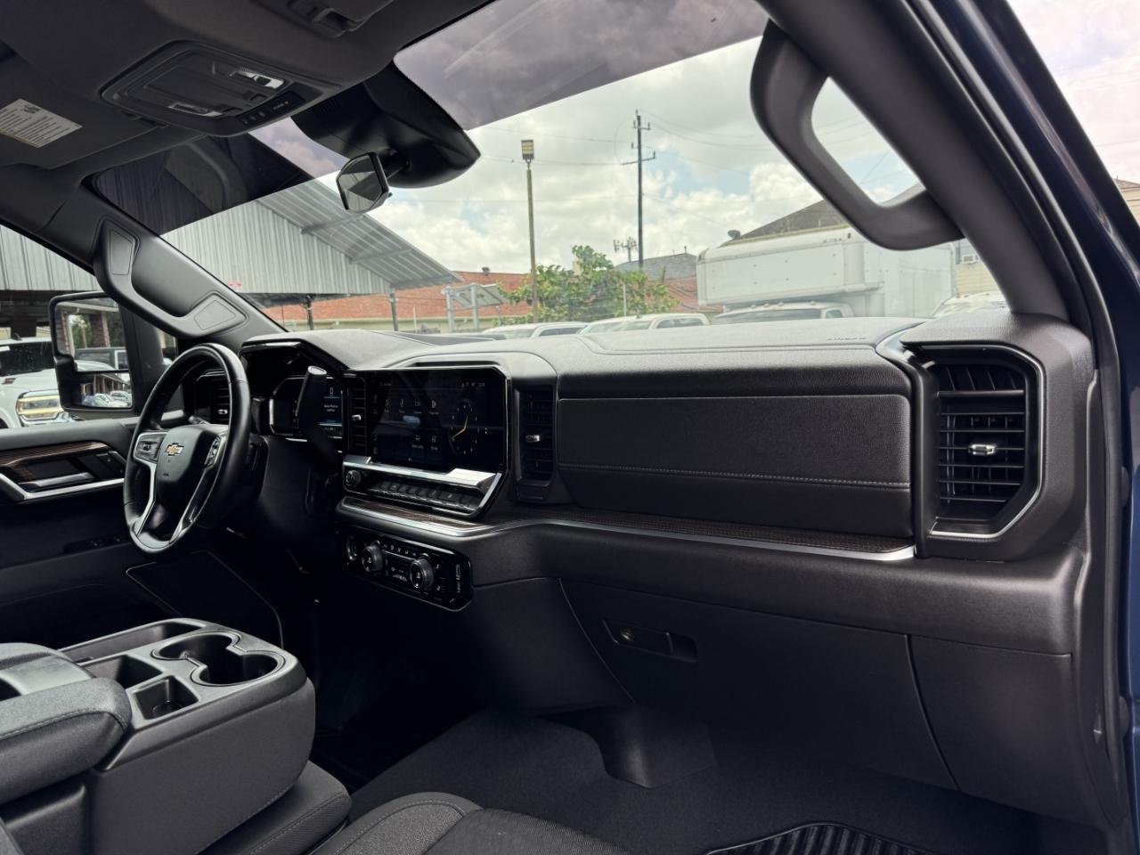 Chevrolet Silverado 1500 LT Crew Cab 4WD 2022