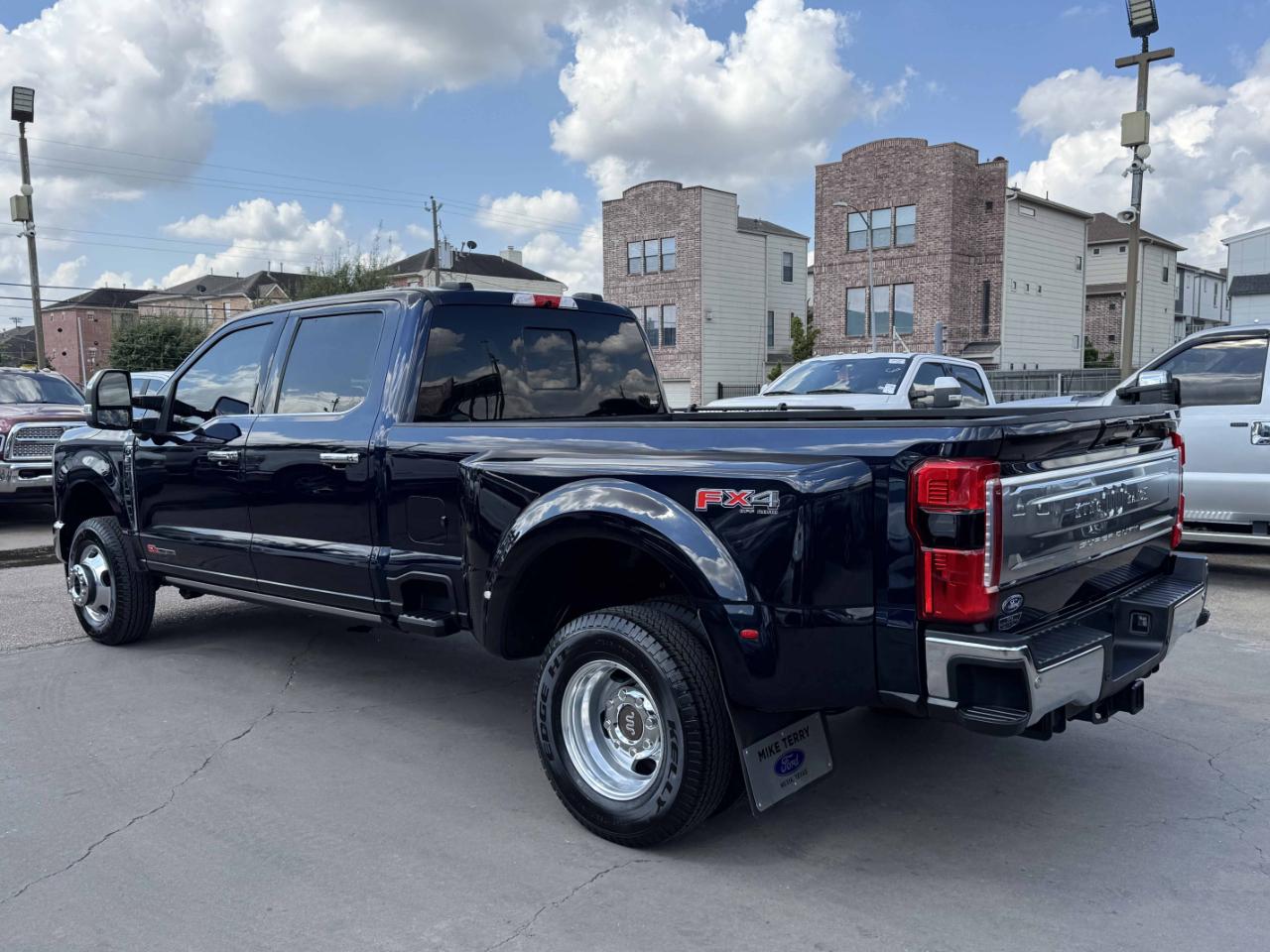 Ford Super Duty F-350 DRW  2024