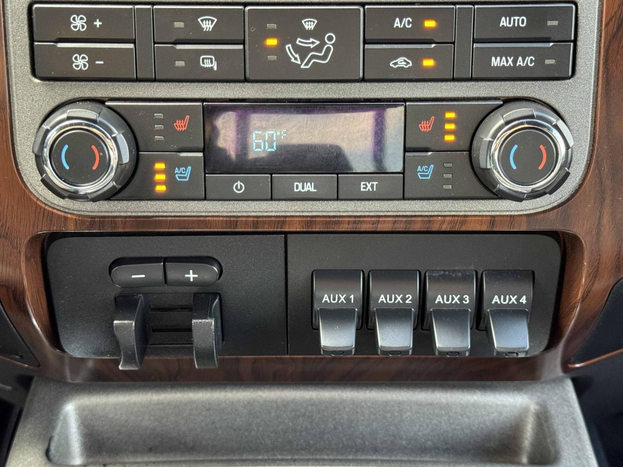 Ford Super Duty F-350 DRW  2011