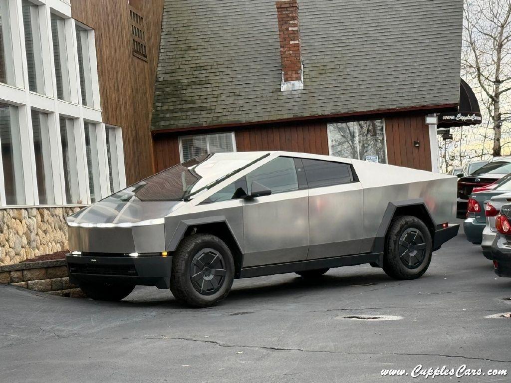 Tesla Cybertruck  2025