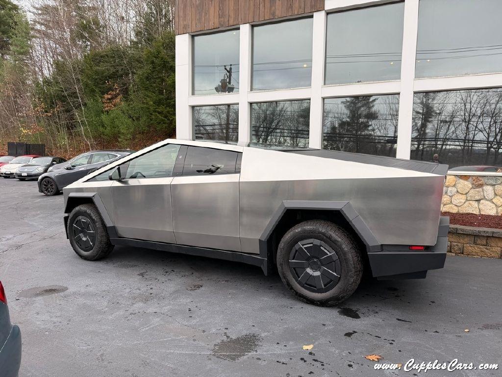 Tesla Cybertruck  2025