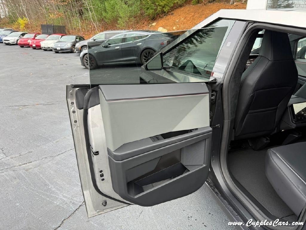 Tesla Cybertruck  2025