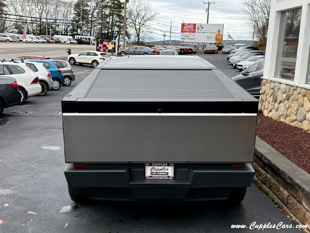 Tesla Cybertruck  2025