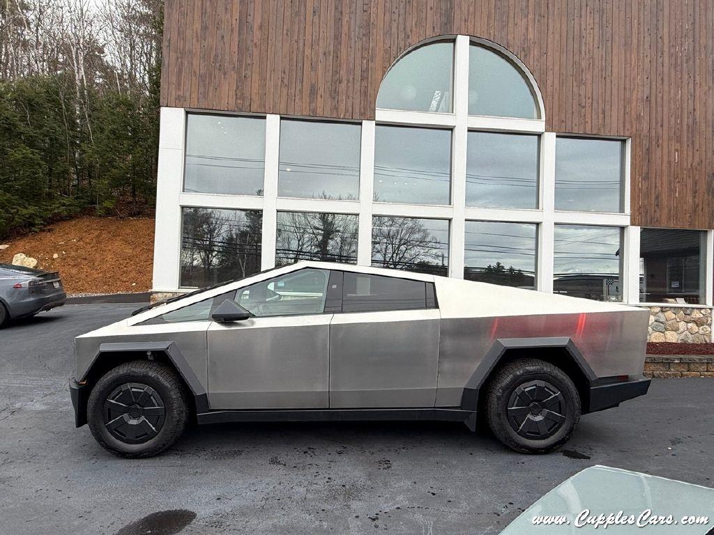 Tesla Cybertruck  2025