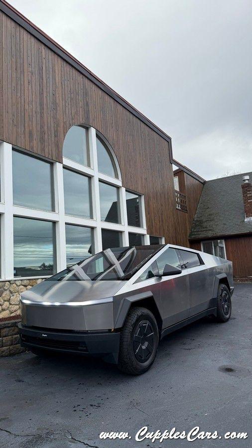 Tesla Cybertruck  2025