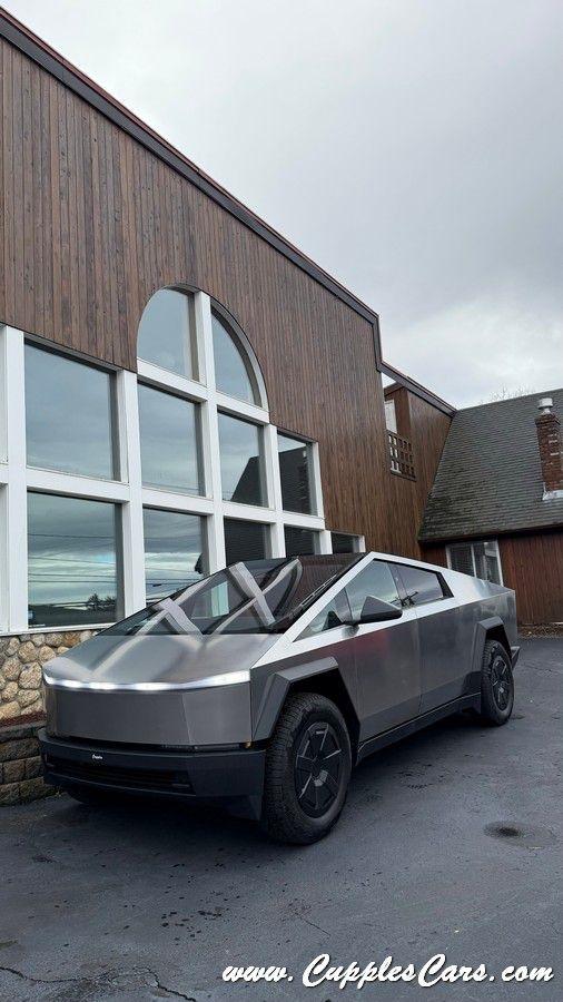 Tesla Cybertruck  2025