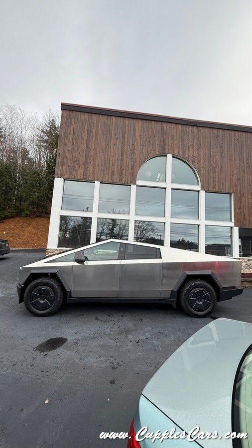 Tesla Cybertruck  2025