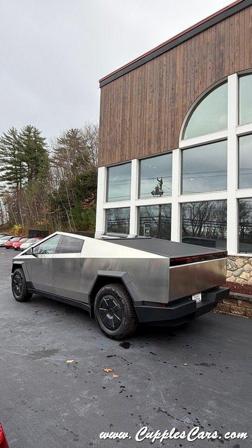 Tesla Cybertruck  2025