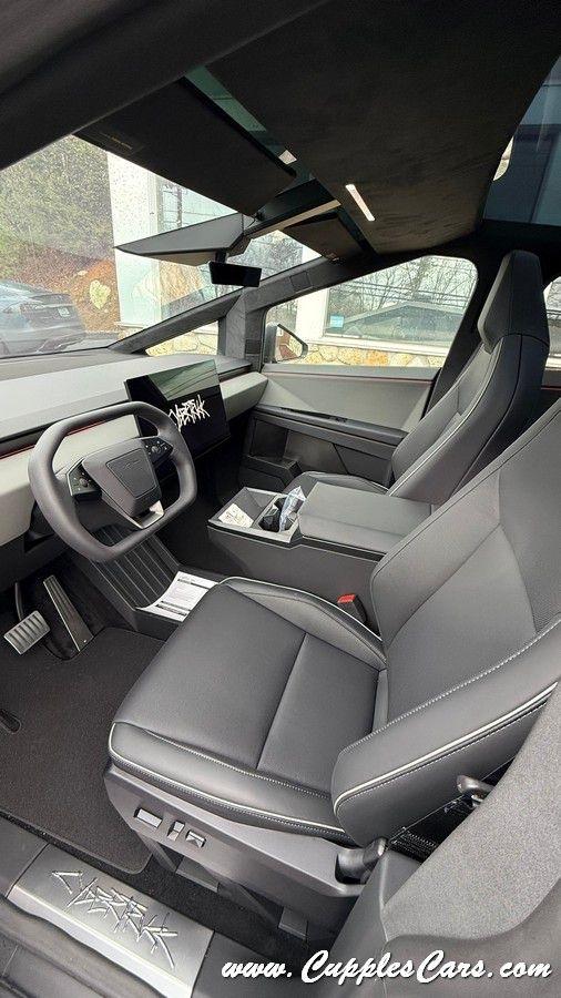 Tesla Cybertruck  2025